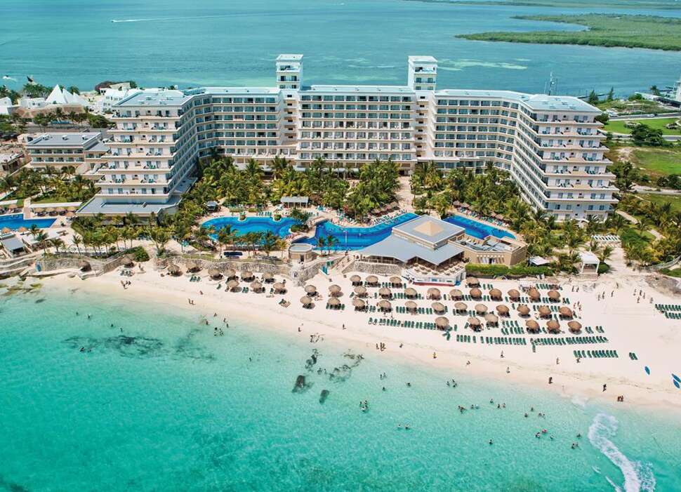 Een foto van het zwembad bij Riu Caribe