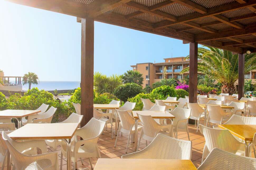 Een foto van het terras bij Iberostar Waves Gaviotas Park