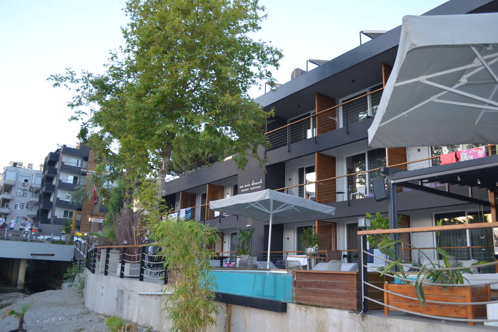 Een foto van de buitenkant van En Vie Beach Boutique Hotel