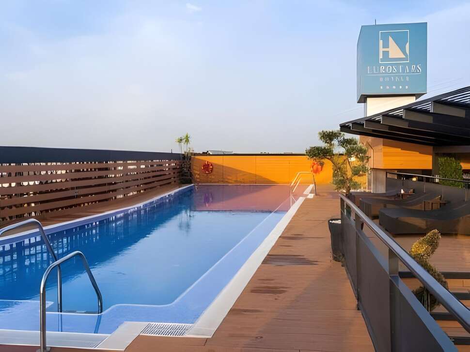 Een foto van het zwembad bij Eurostars Palace