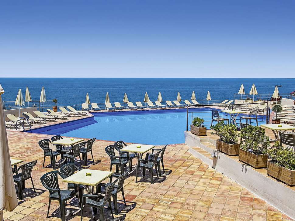 Een foto van het terras bij Scaleta Beach Hotel