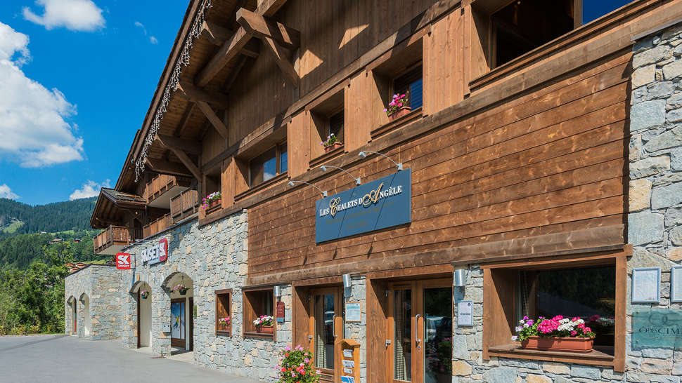 Een foto van de buitenkant van Les Chalets d'Angele Appartementen