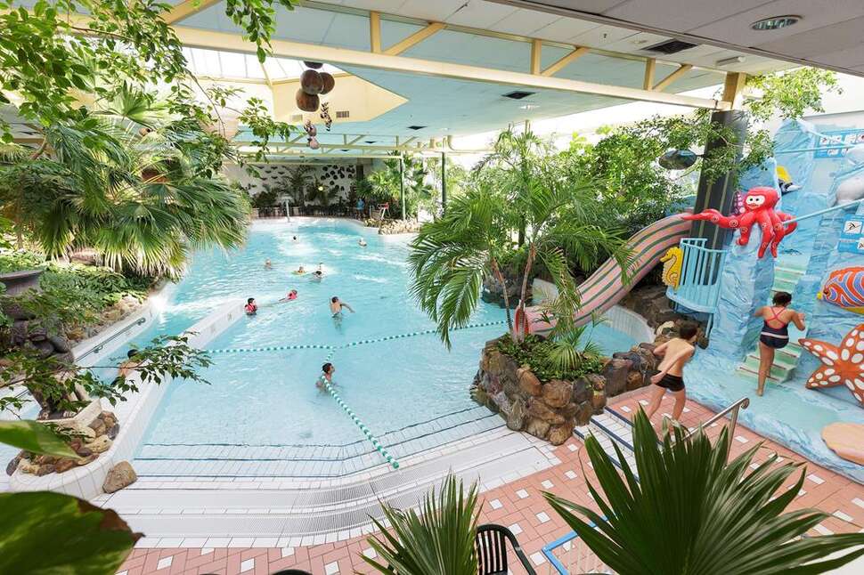 Een foto van het zwembad bij Center Parcs Limburgse Peel