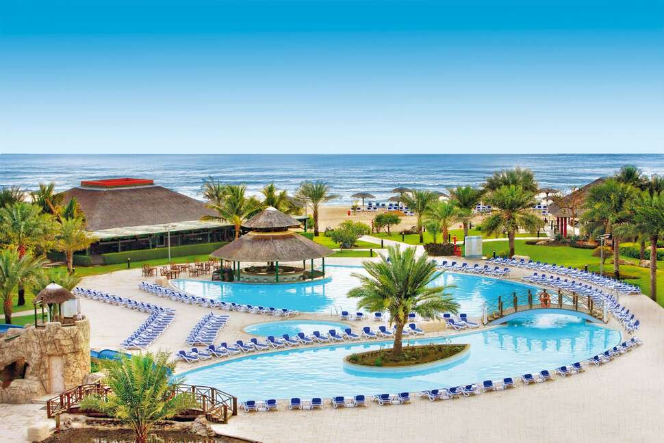 Een foto van het zwembad bij Fujairah Rotana Resort & Spa