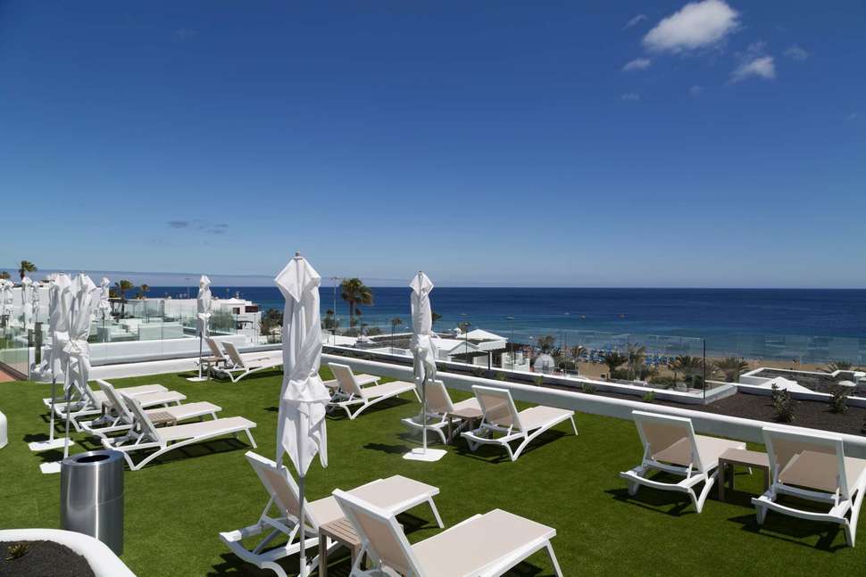 Een foto van het terras bij R2 Bahia Kontiki Beach