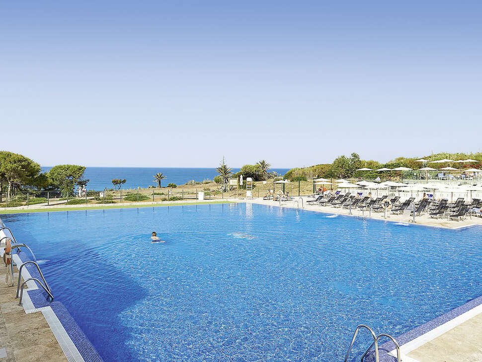 Een foto van het zwembad bij Hipotels Gran Conil & Spa