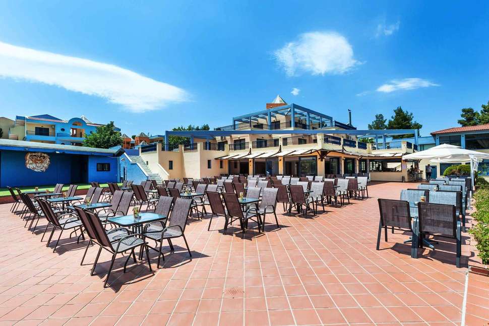 Een foto van het terras bij Hotel Atrium