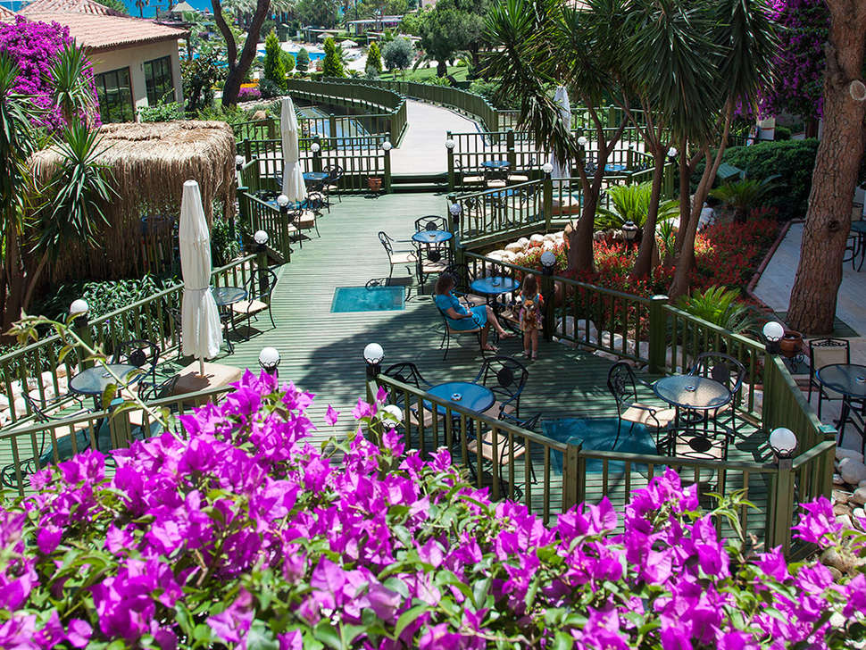 Ein Foto von der Terrasse im Bellis Deluxe Hotel