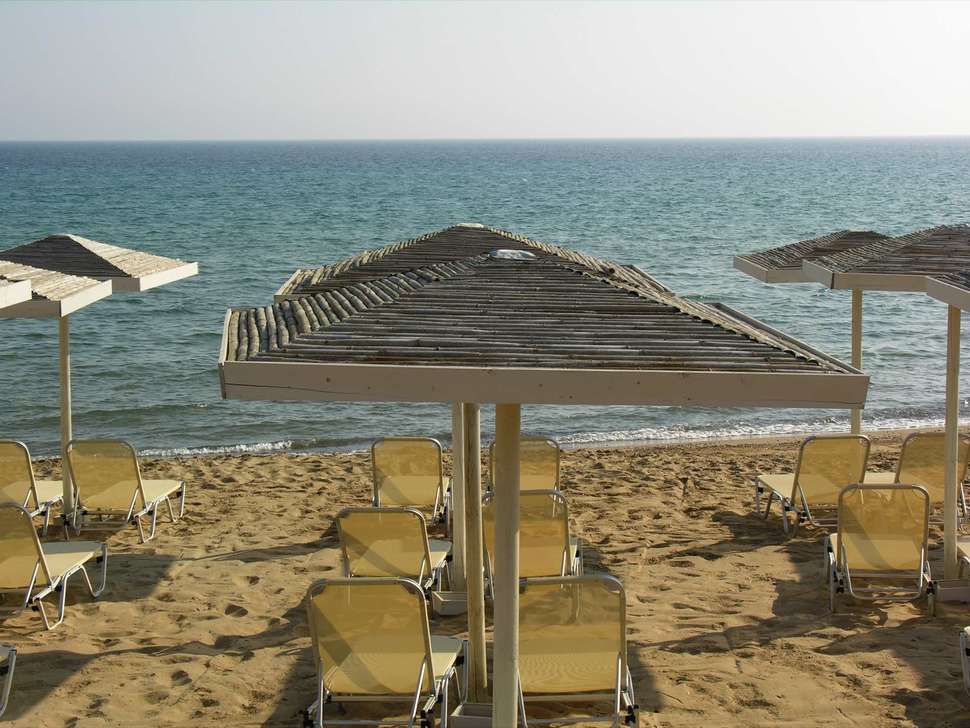 Een foto van het strand bij The Bay Hotel & Suites