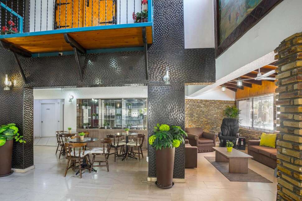 Een foto van het interieur van Cactus Hotel
