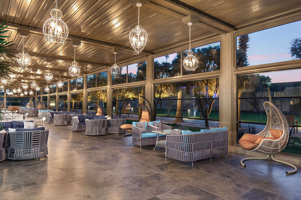 Een foto van het terras bij Nirvana Cosmopolitan