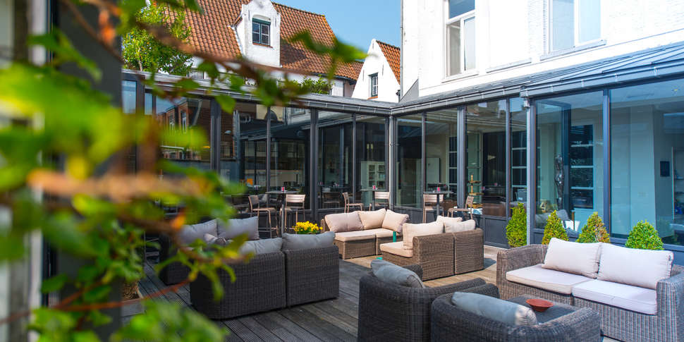 Een foto van het terras bij Hotel Montanus