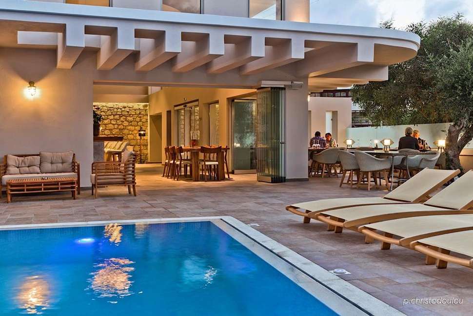 Een foto van het zwembad bij Parasol Luxury Suites
