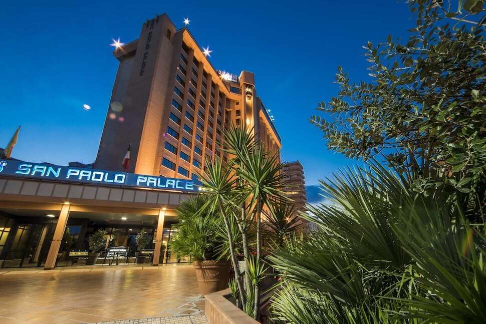 Een foto van de buitenkant van San Paolo Palace Hotel