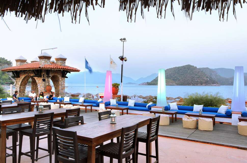 Een foto van het terras bij Marti Resort