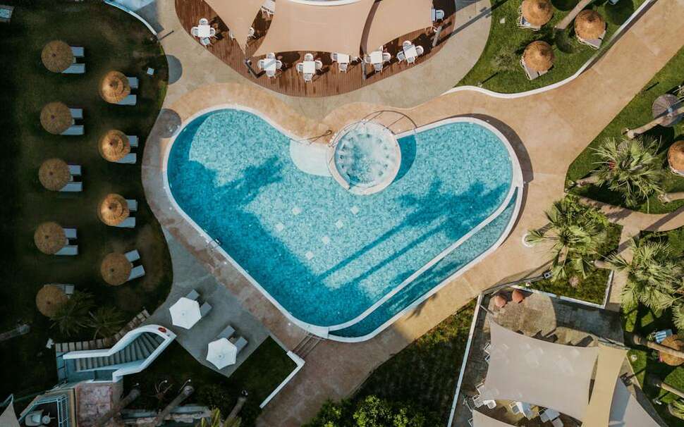 Een foto van het zwembad bij St. George Hotel Spa & Beach Resort