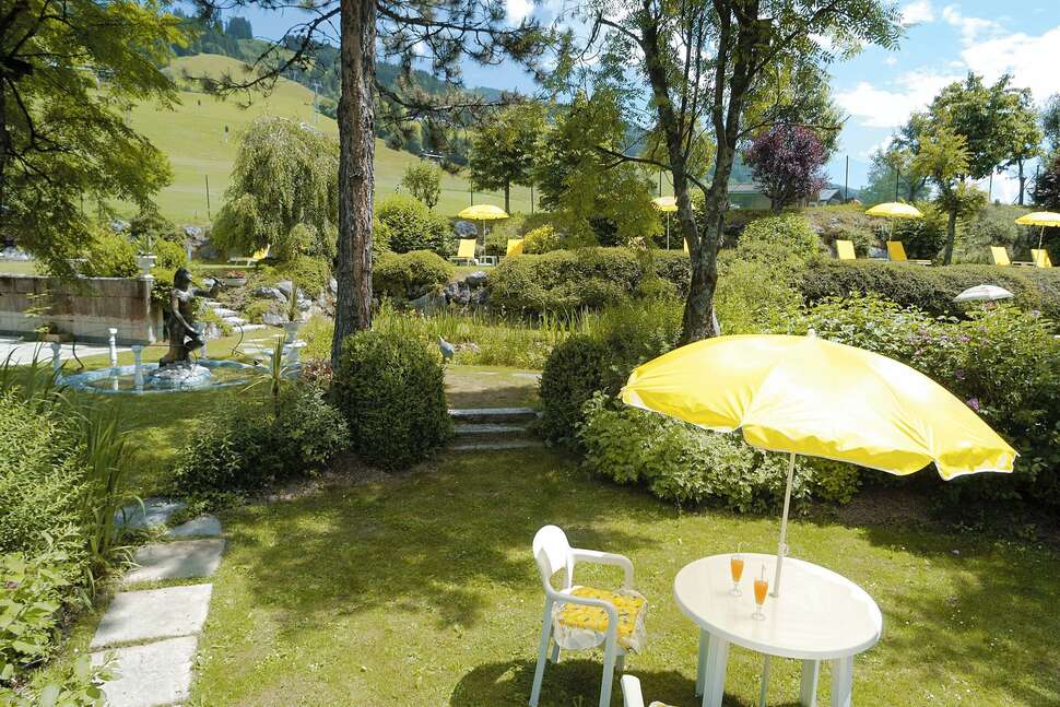 Een foto van het terras bij Hotel Bauer