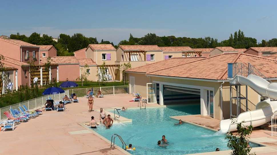 Een foto van het zwembad bij Odalys Le Mas des Alpilles