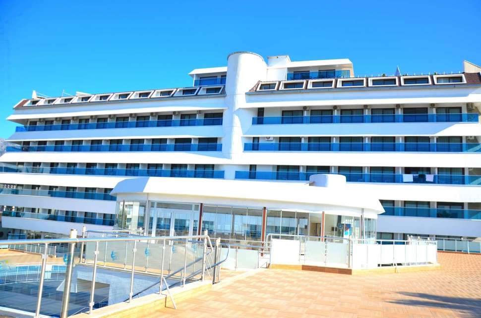 Een foto van de buitenkant van Hotel Drita
