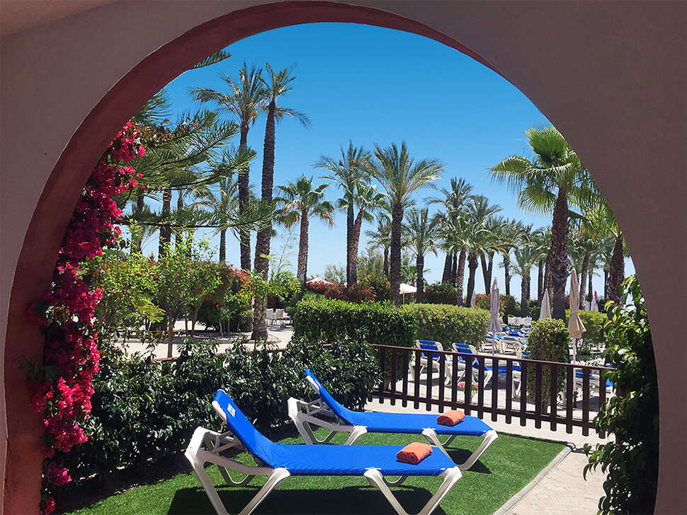 Een foto van het terras bij Playacalida Hotel
