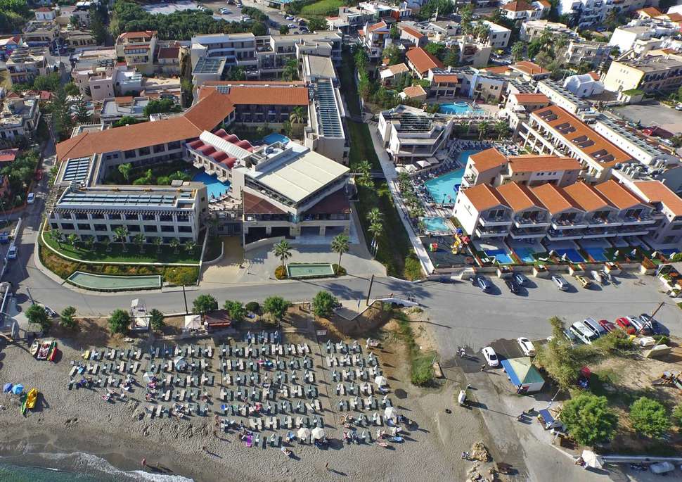 Een foto van de buitenkant van Porto Platanias Beach Resort & Spa