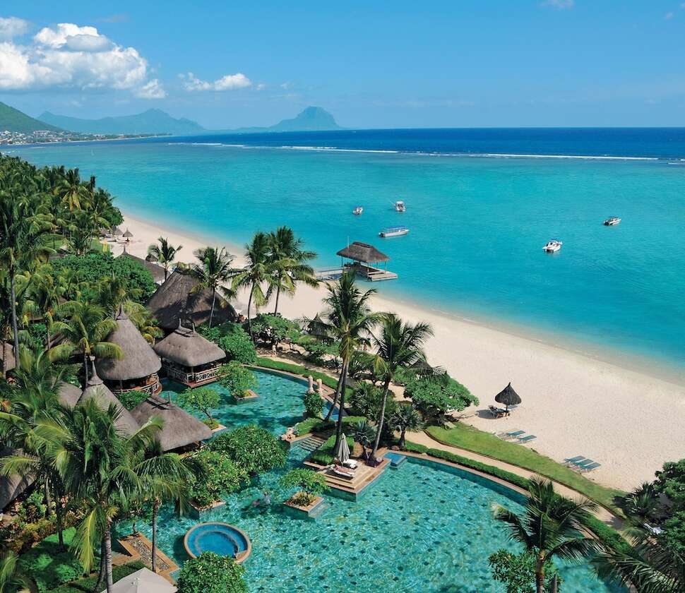 Een foto van het zwembad bij La Pirogue A Sun Resort