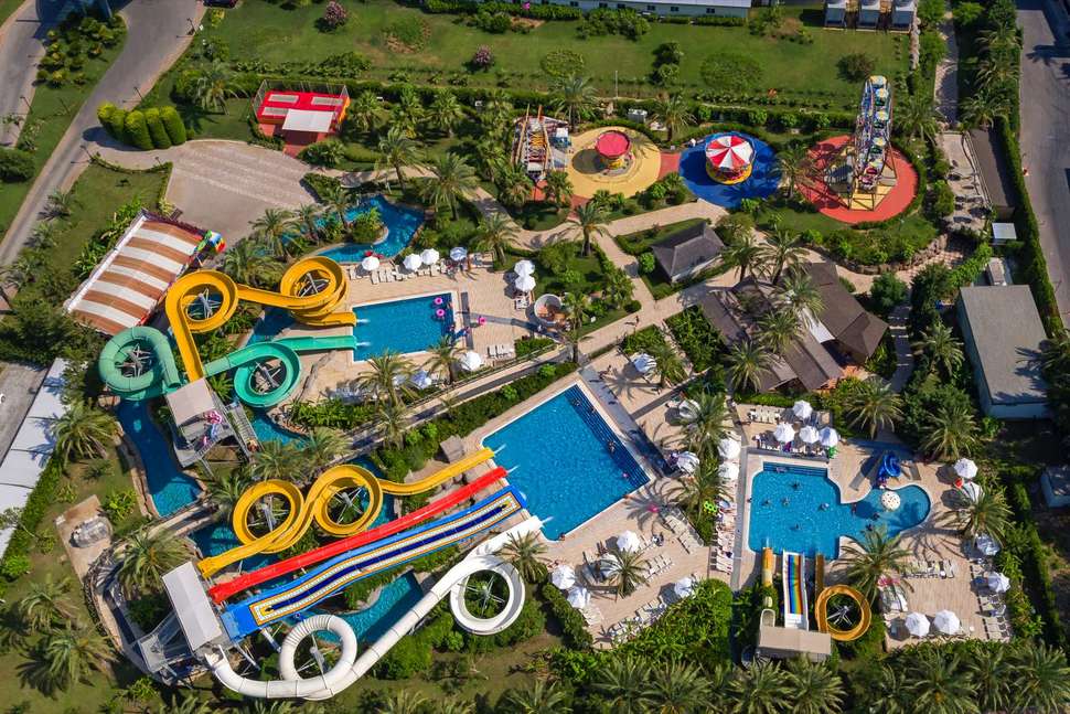 Een foto van het zwembad bij Royal Wings Hotel