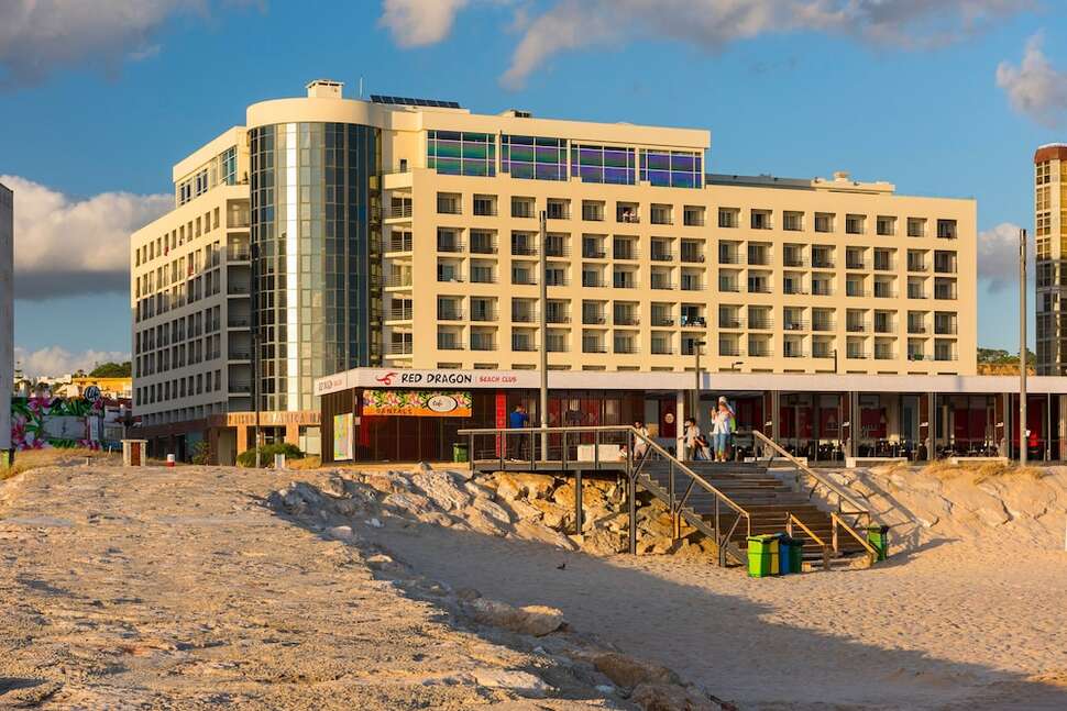 Een foto van de buitenkant van Tryp by Wyndham Lisboa Caparica Mar Hotel