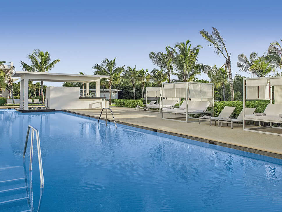 Een foto van het zwembad bij Platinum Yucatan Princess All Suites & Spa Resort