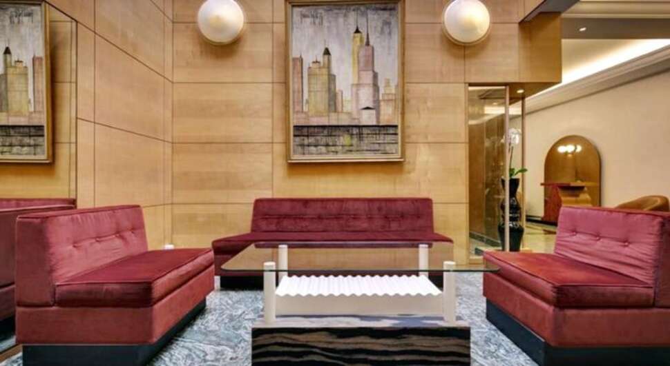 Een foto van het interieur van The Bastille Patio