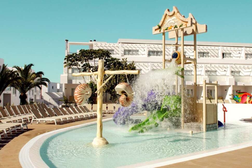 Een foto van het zwembad bij Sentido Aequora Lanzarote Suites