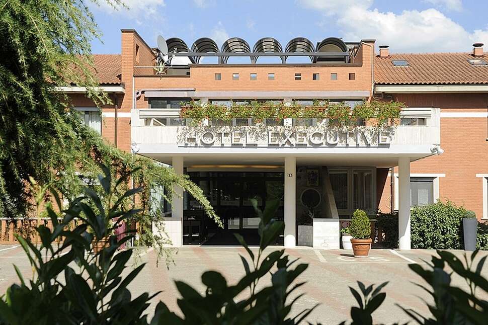 Een foto van de buitenkant van Hotel Executive