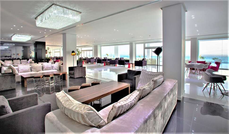 Ein Foto vom Innenbereich im The King Evelthon Beach Hotel & Resort