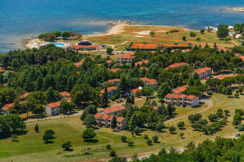 Een foto van de buitenkant van Appartementen Polynesia Plava Laguna