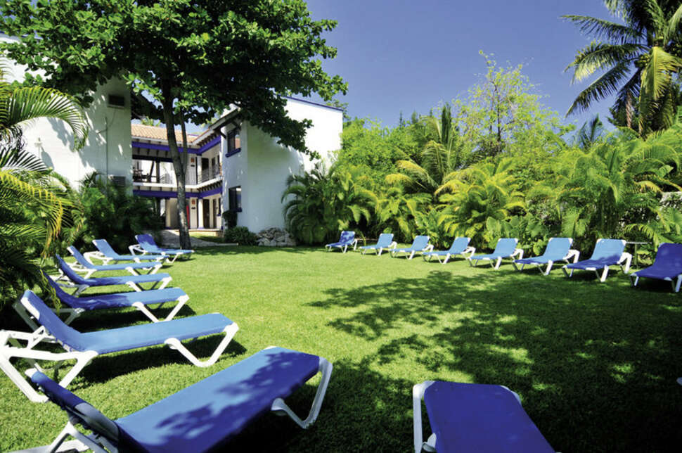 Een foto van het terras bij Nina Hotel & Beach Club