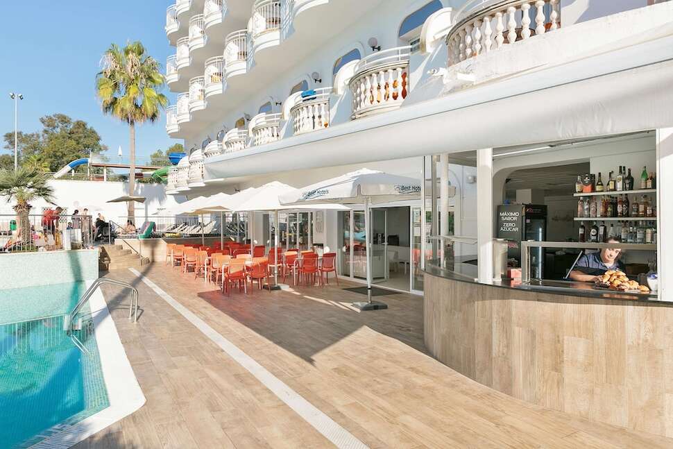 Een foto van de buitenkant van Best Lloret Splash