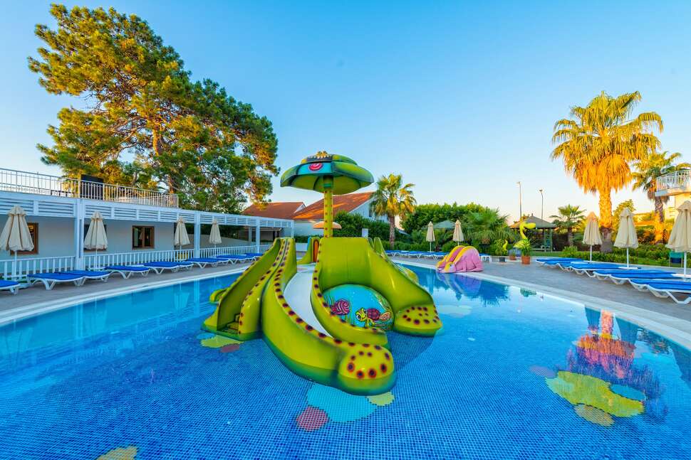 Ein Foto vom Pool im Serenis Hotel