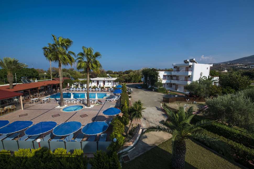 Een foto van het zwembad bij Sandy's Studios & Log Villas
