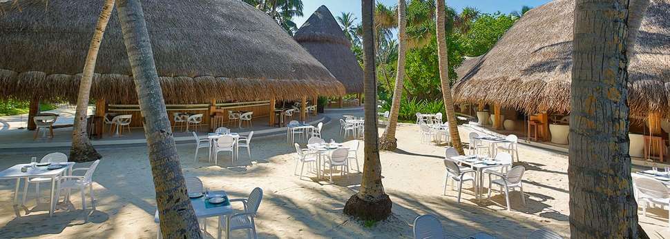 Een foto van het terras bij Kuramathi Island Resort