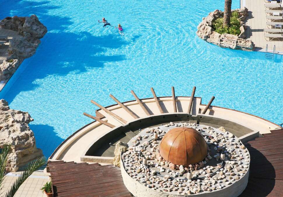 Een foto van het zwembad bij St. George Hotel Spa & Beach Resort