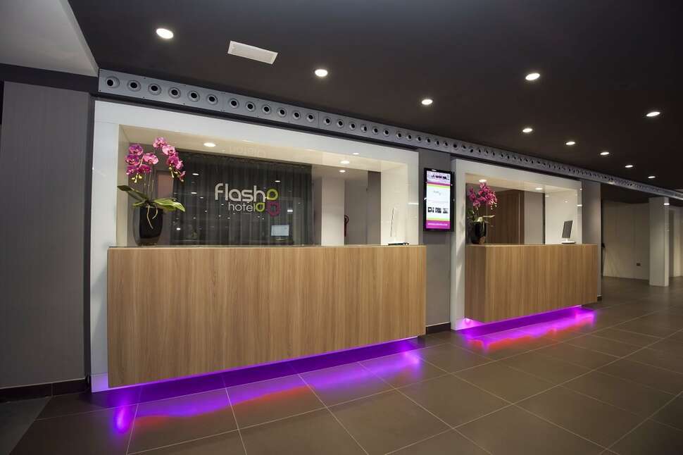 Een foto van het interieur van Flash Hotel