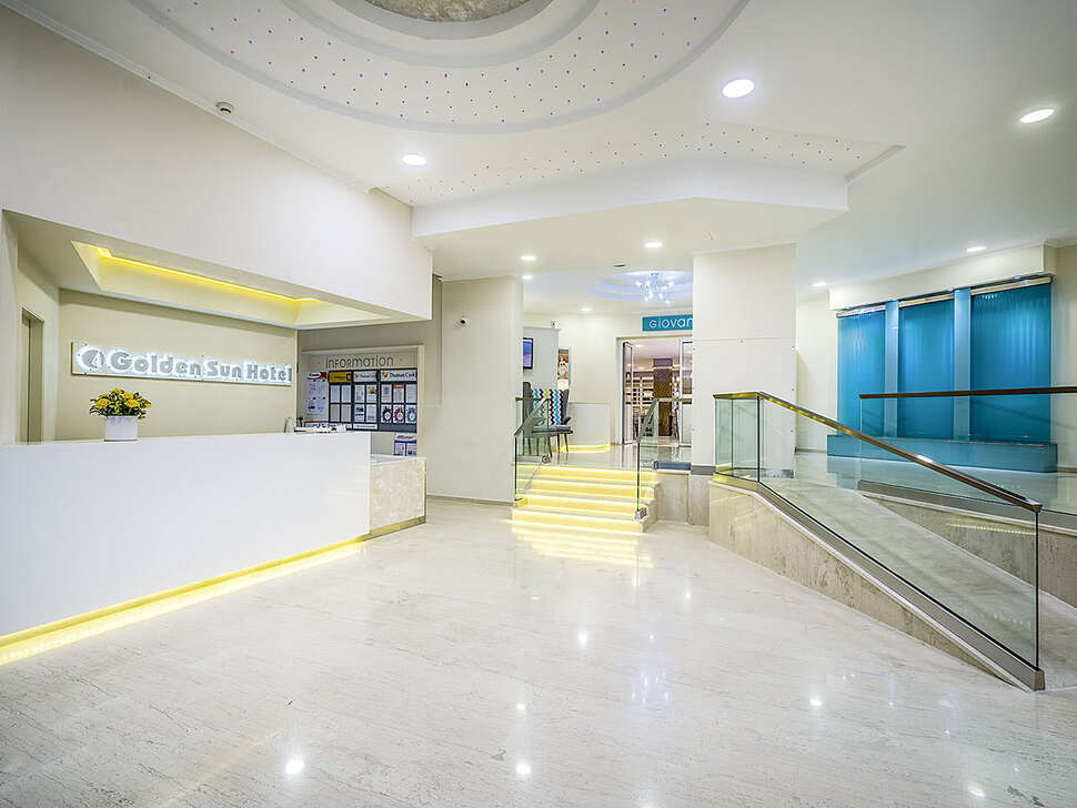 Een foto van het interieur van Golden Sun Hotel