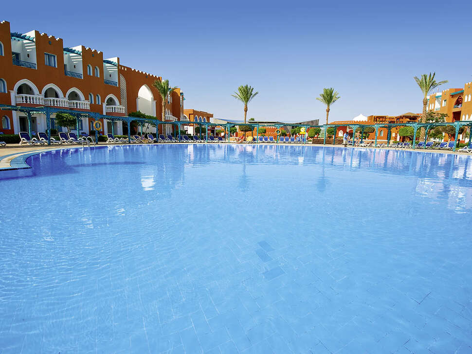 Een foto van het zwembad bij Sunrise Garden Beach Resort