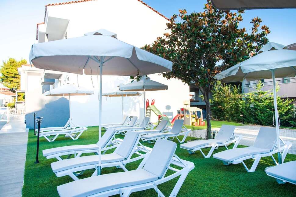Een foto van het terras bij Acrotel Lily Ann Village
