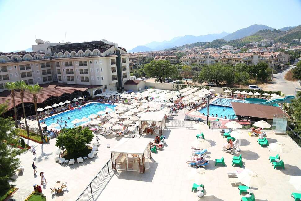 Een foto van het zwembad bij Julian Club Hotel