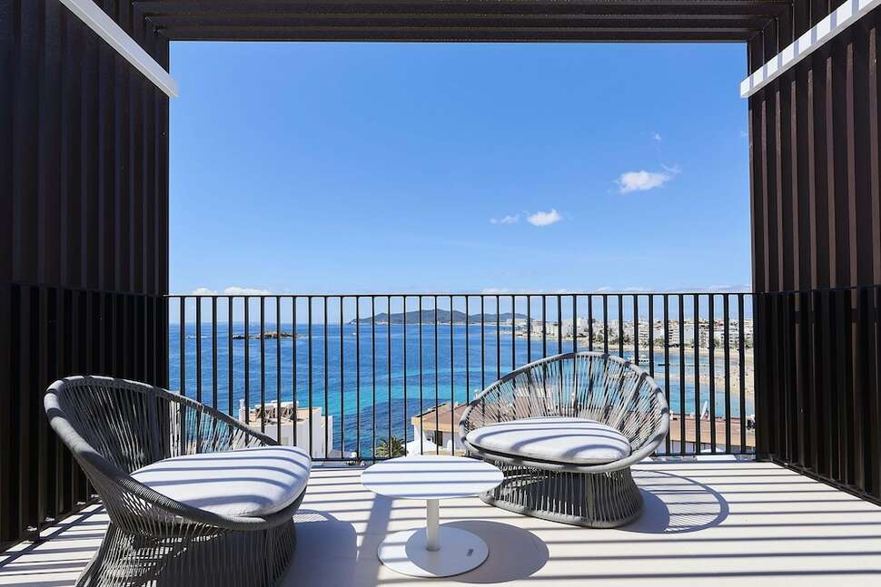 Een foto van het terras bij Eurostars Ibiza