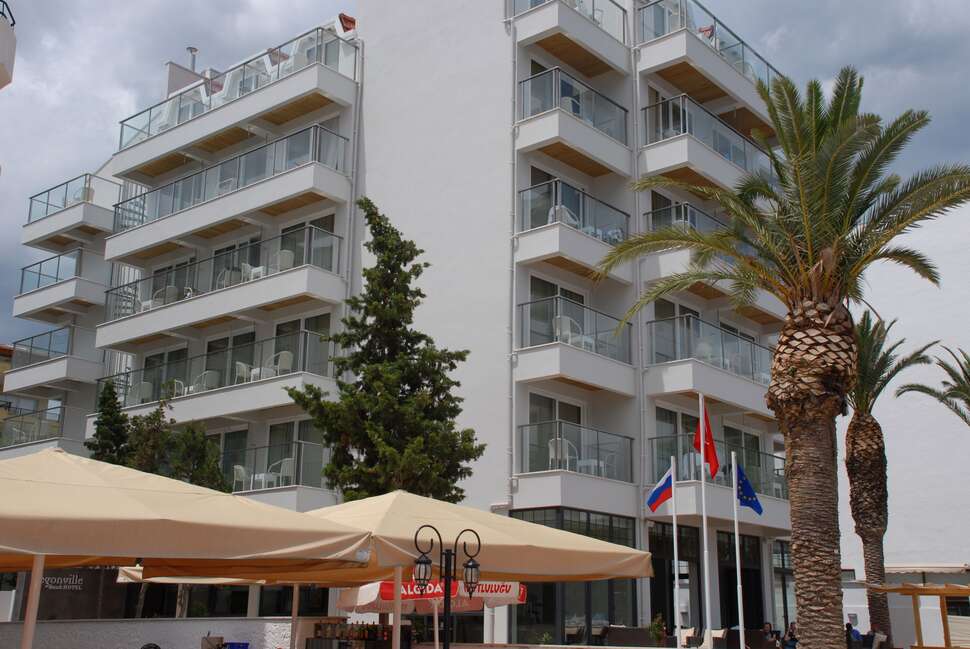 Een foto van de buitenkant van Begonville Beach Hotel