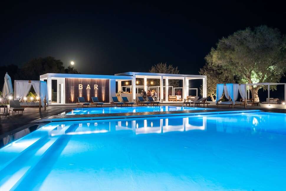 Een foto van het zwembad bij Kamari Plus Hotel