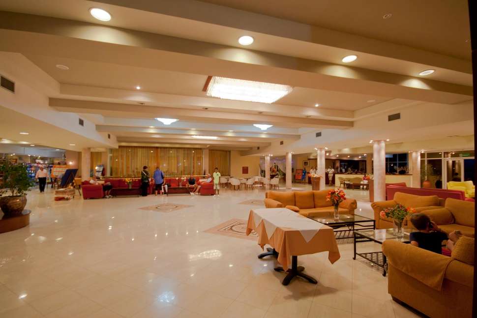 Een foto van het interieur van Sovereign Beach Hotel