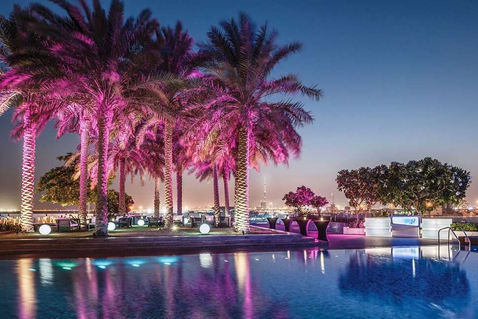 Een foto van het zwembad bij Crowne Plaza Dubai Festival City